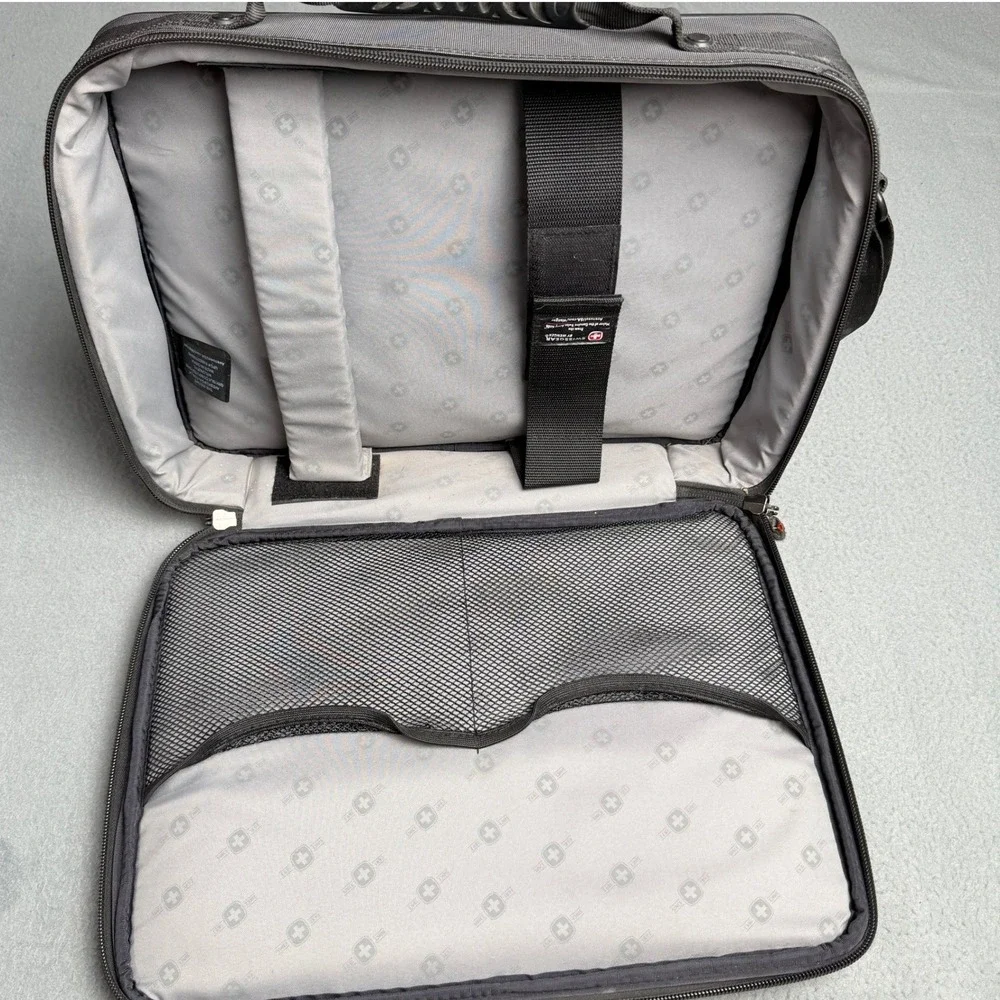 SwissGear Wenger Insight Laptop Messenger Bag Black Gray GA-7439-14 Briefcase